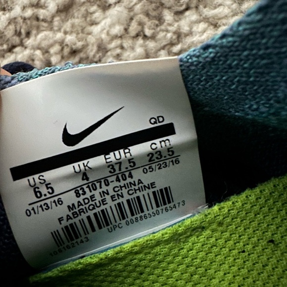 Nike Flyknit Sneakers - Picture 5 of 5